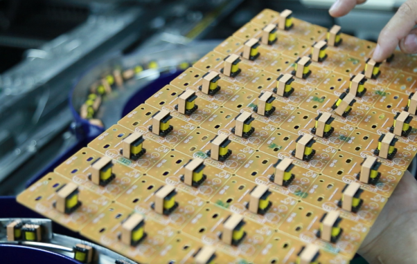 SMT異形插件機：提升制造業(yè)生產(chǎn)效率的利器