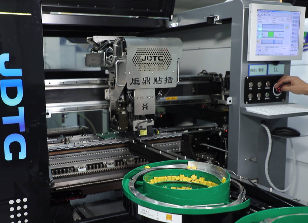 充電器自動(dòng)插件機(jī)生產(chǎn)線：驅(qū)動(dòng)充電器制造業(yè)的智能化升級(jí)